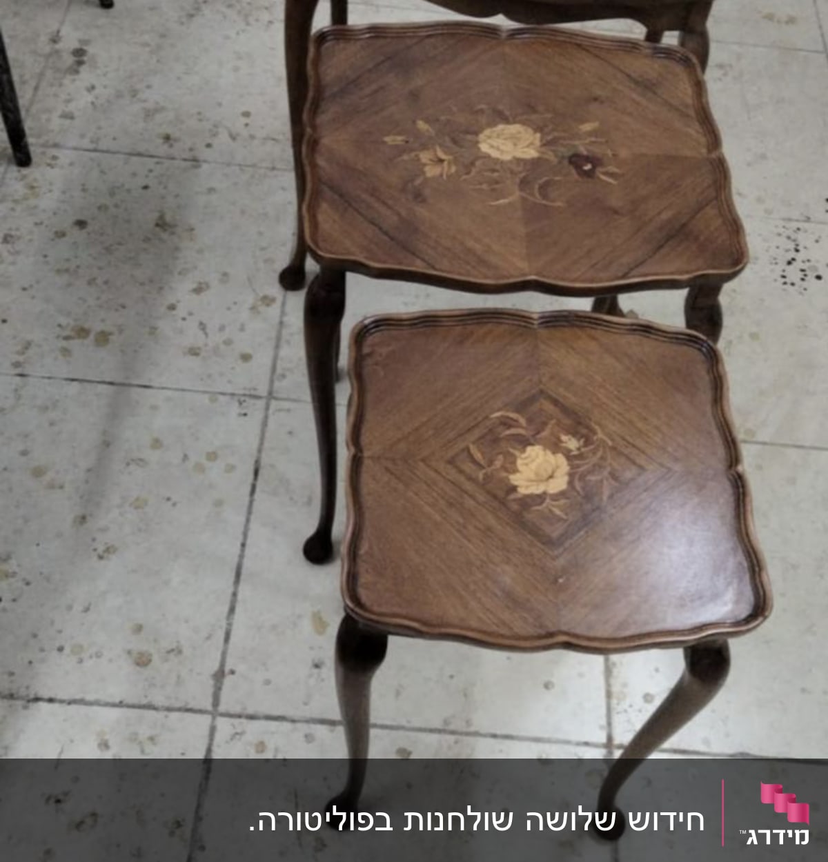 שלוש שולחנות עץ מעוטרים בפרחים